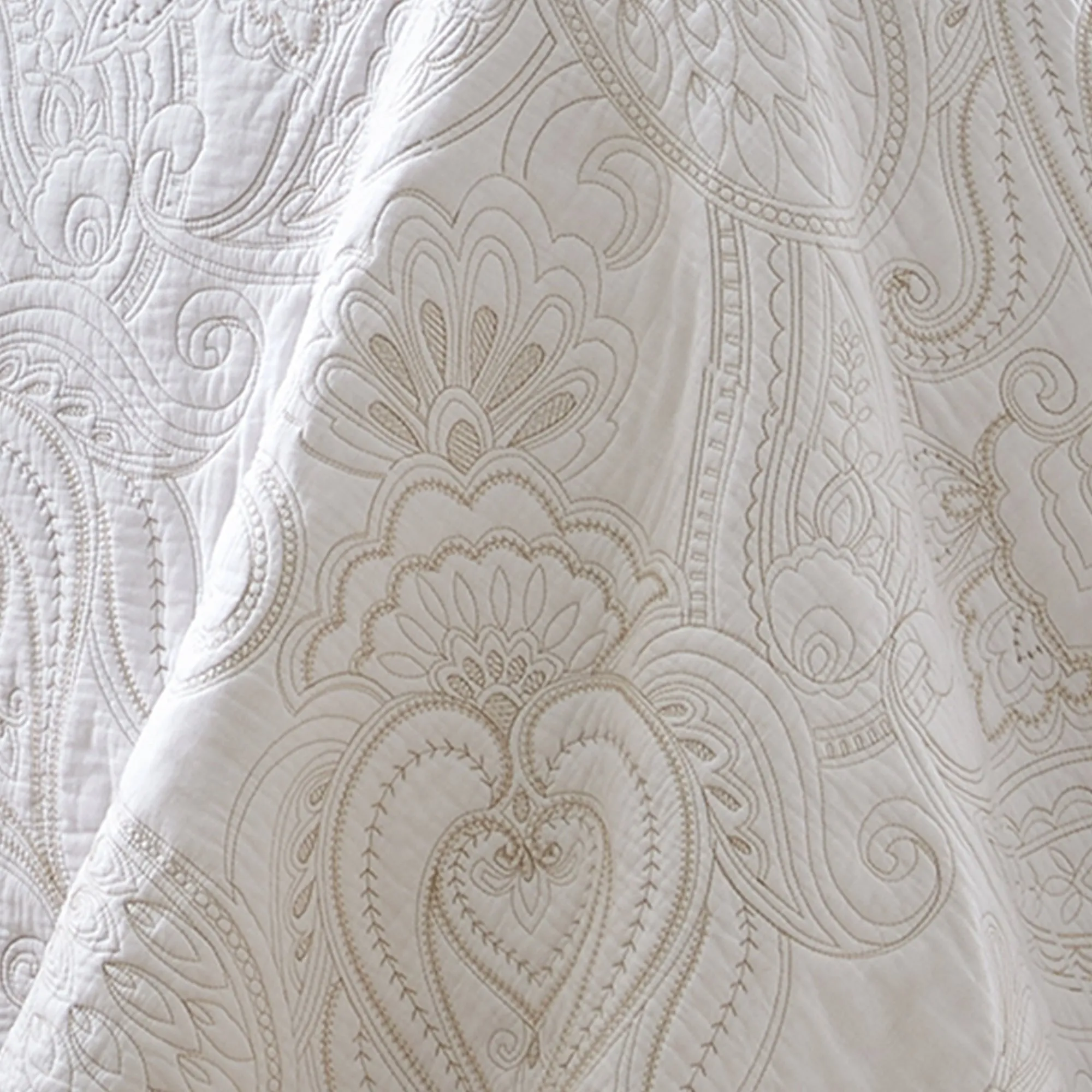 Perla White Quilt Set